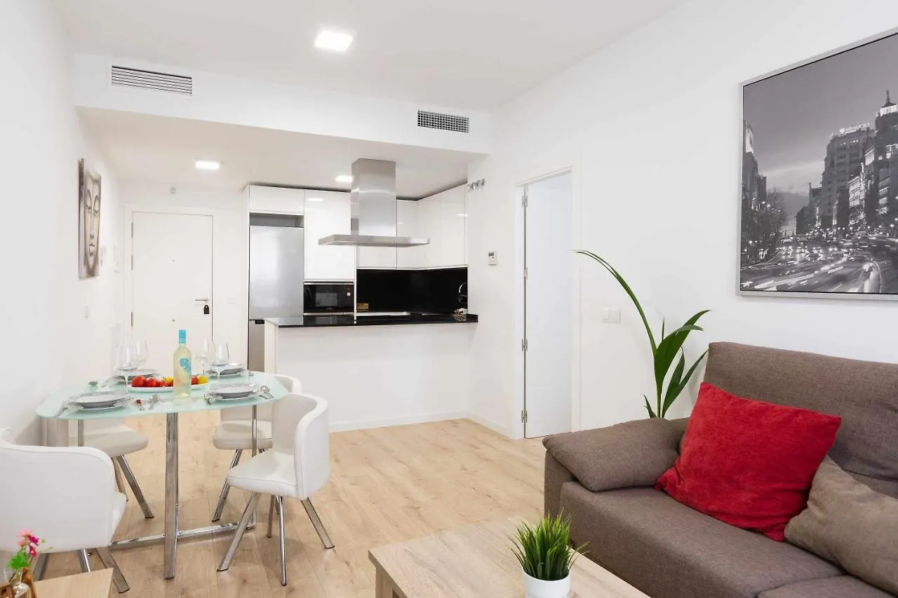 Cosmopolitan Apt & Malaga Beach 0*,